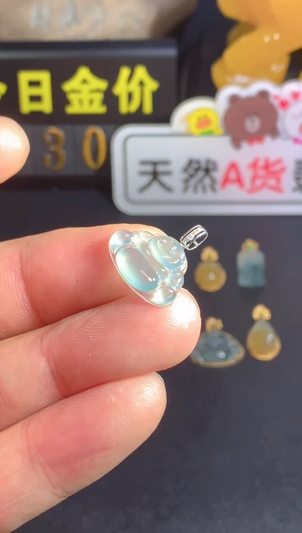 颈饰18K金镶嵌翡翠