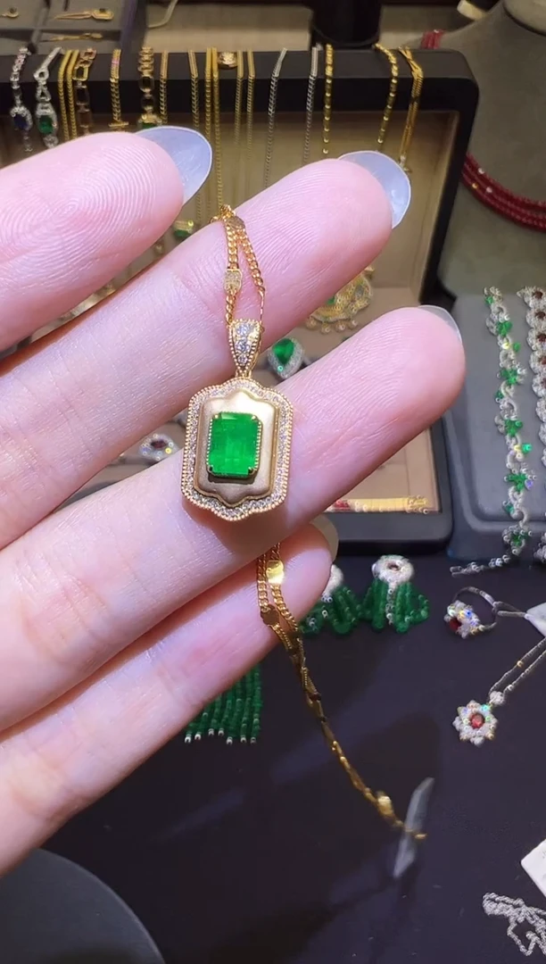 吊坠(赠链)18K金镶嵌祖母绿0.69ct