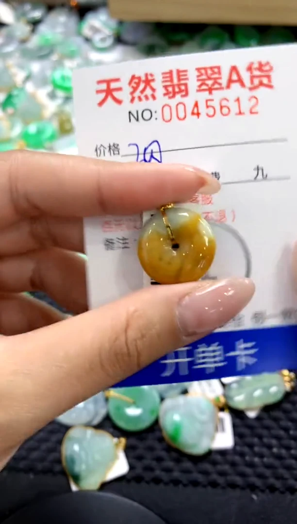 翡翠18K金镶嵌颈饰1111111111111111