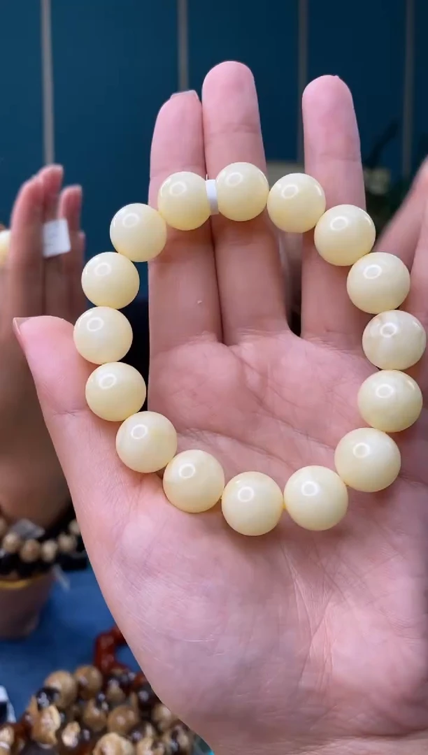 【闪购商品】琥珀裸石未镶嵌3/4多一41