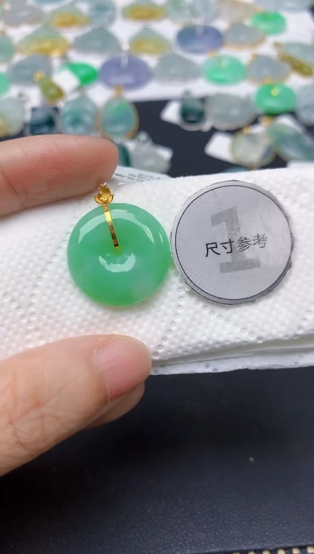 翡翠18K金镶嵌颈饰天然缅甸A货翡翠