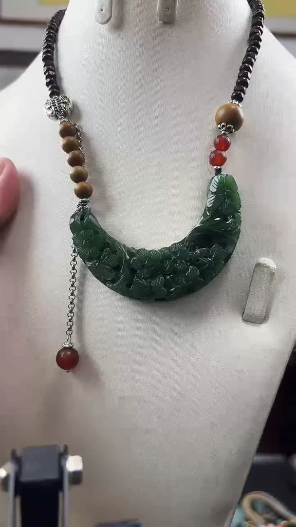 颈饰未镶嵌和田玉弯弯