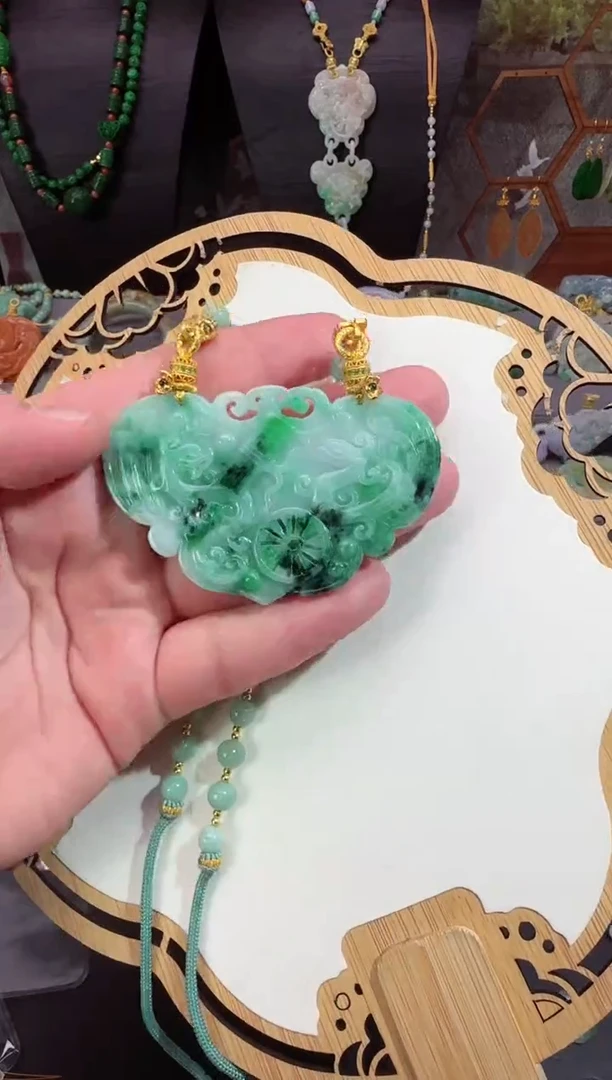 【闪购商品】翡翠颈饰未镶嵌牌子