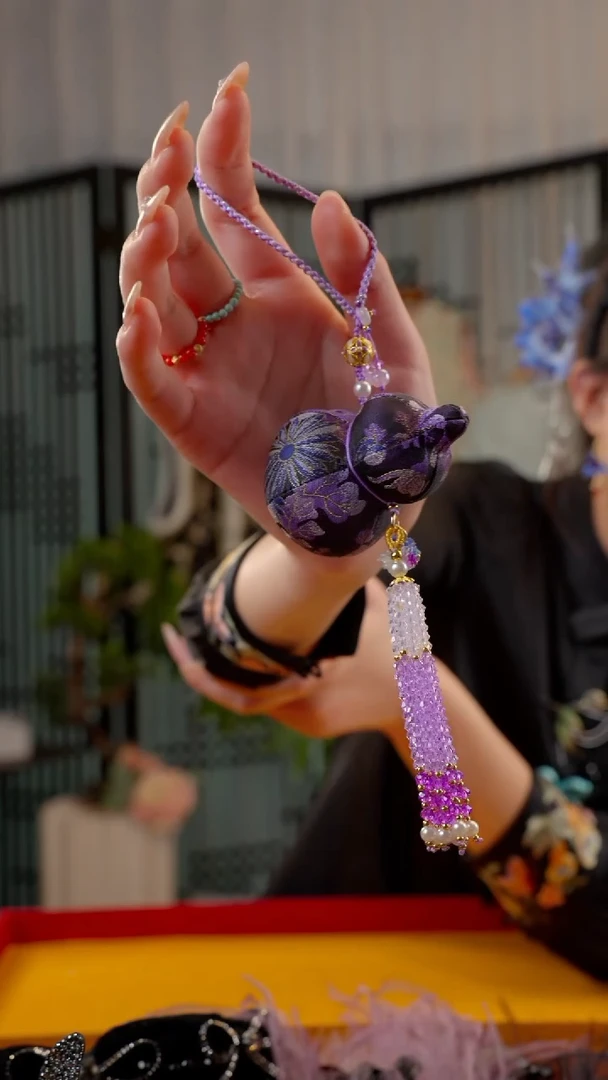 刺绣心***洁非遗苏绣绒花手工饰品198