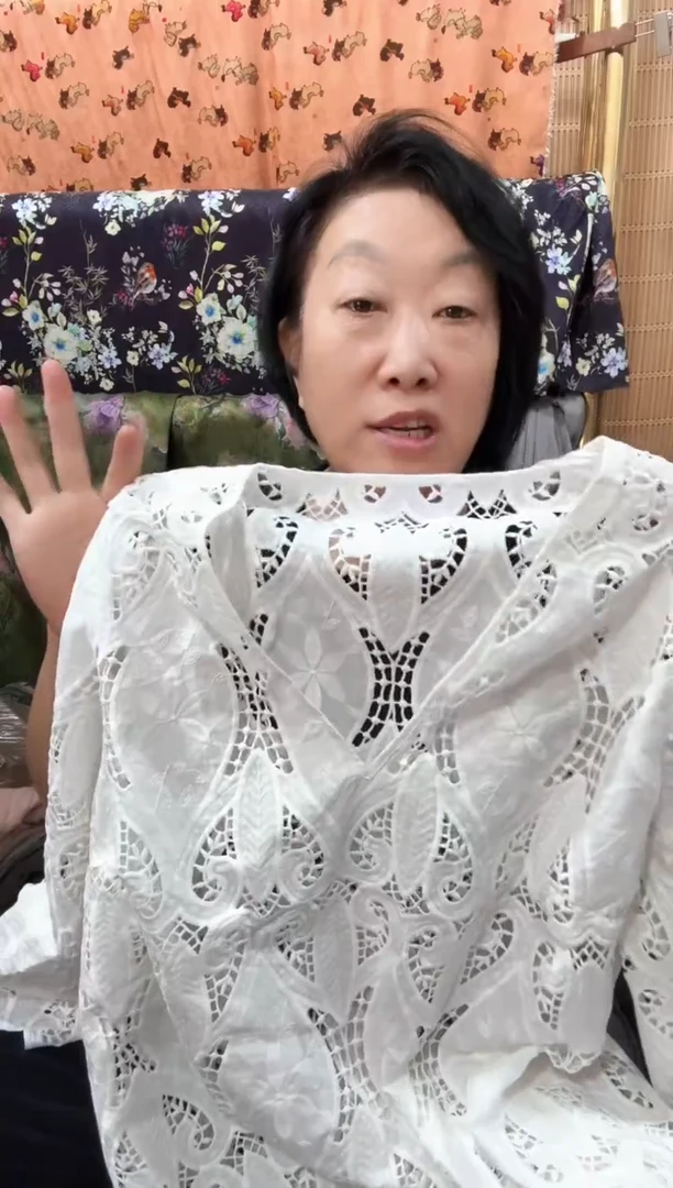 白色打孔成衣一件