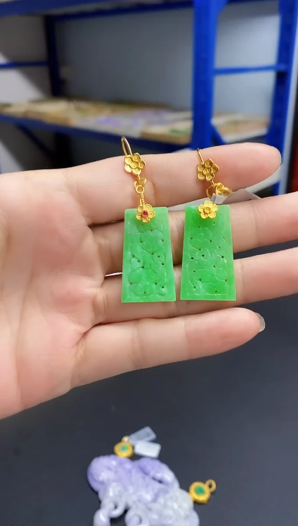 颈饰未镶嵌翡翠耳饰