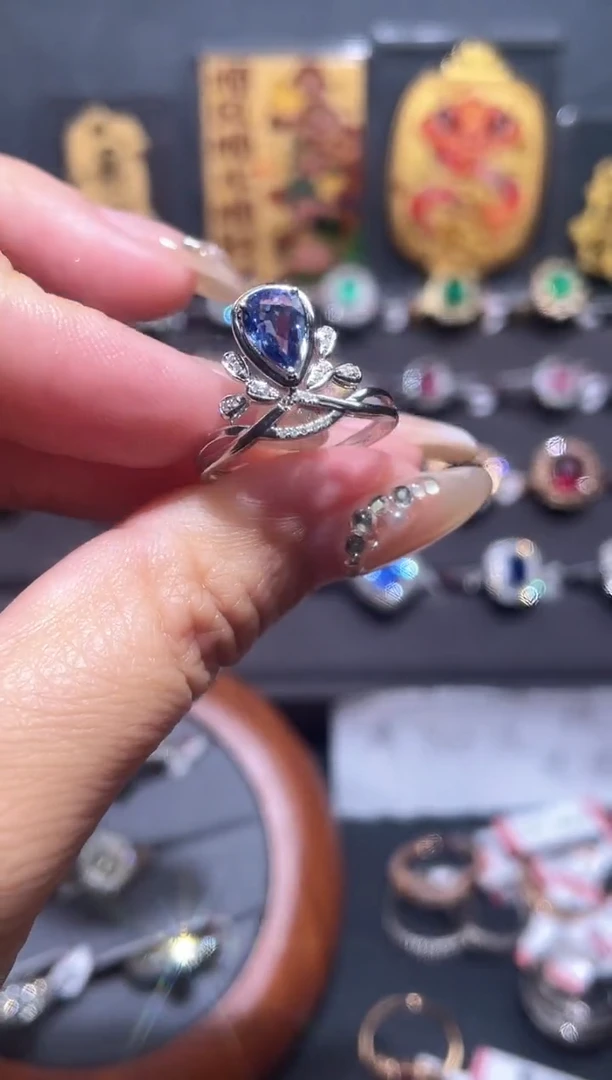 【闪购商品】蓝宝石戒指18K金镶嵌蓝宝石戒指