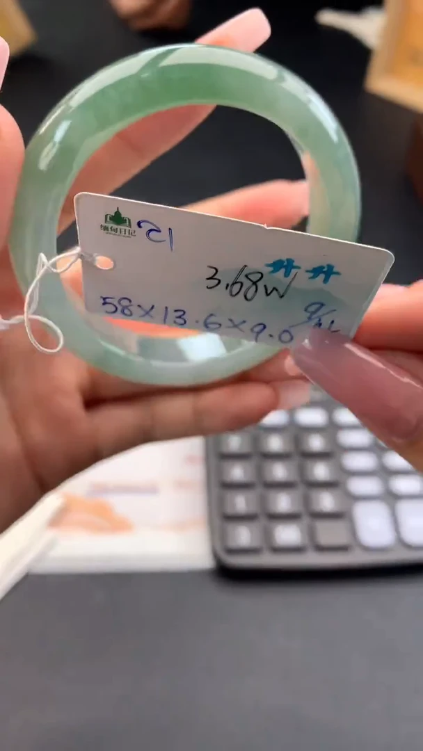 未镶嵌手镯翡翠自带#送人#，联系客服核对地址~