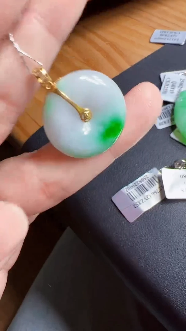 颈饰18K金镶嵌翡翠扣