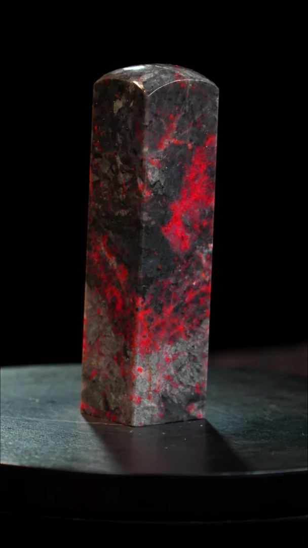 鸡血石牛角鸡血石