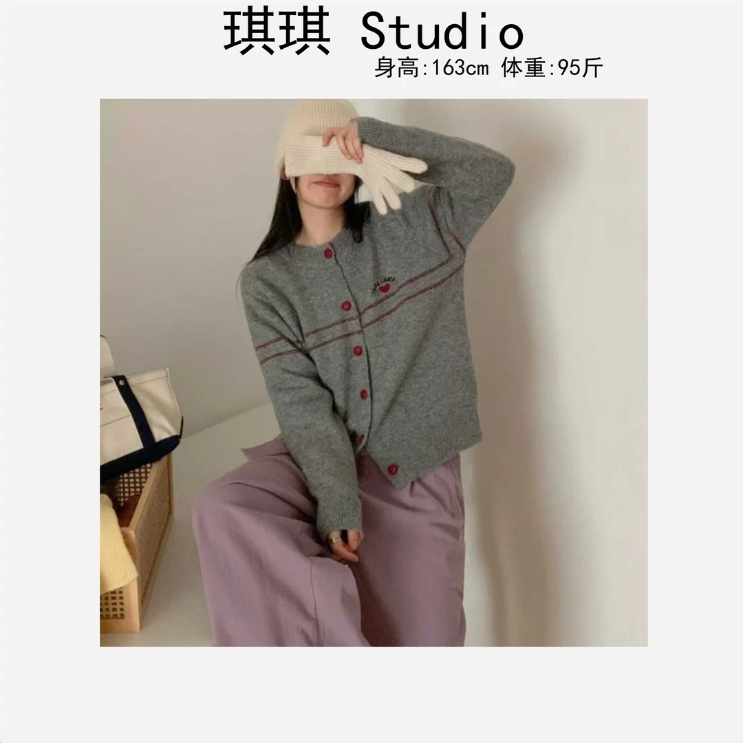 冬季新款圆领气质时尚拼色线条刺绣字母爱心排扣百搭针织开衫-10