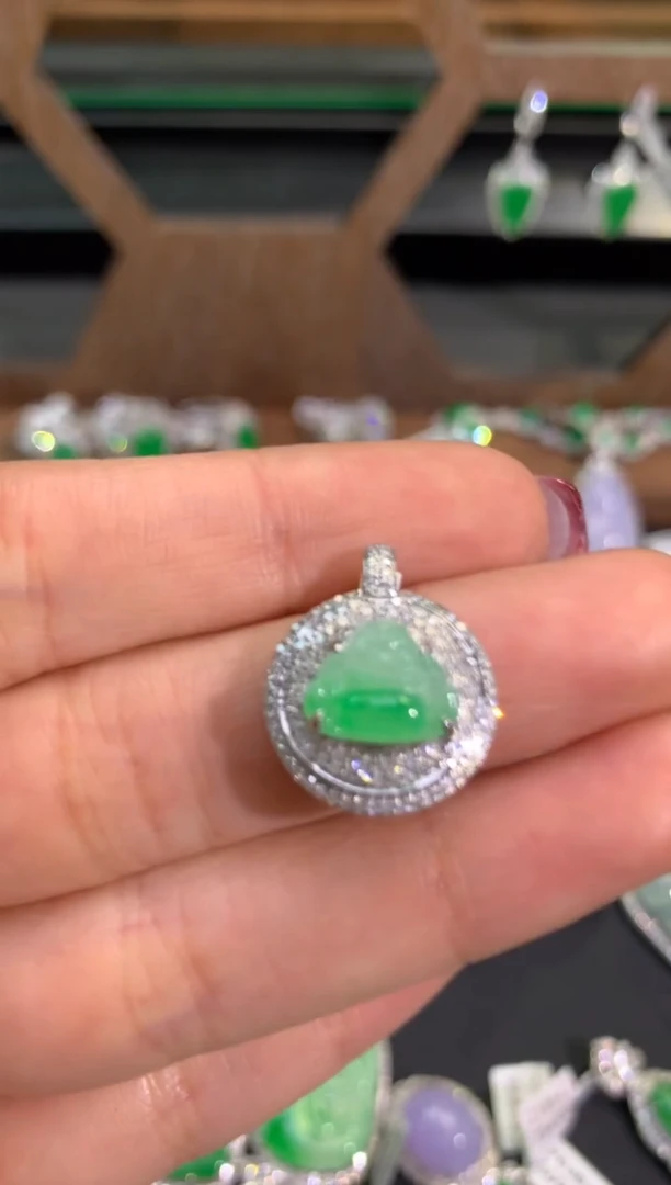 【闪购商品】翡翠吊坠(不含链)18K金镶嵌吊坠