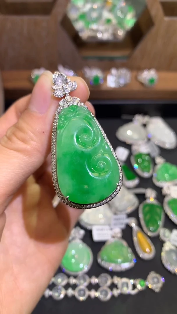 【闪购商品】翡翠吊坠(不含链)18K金镶嵌吊坠