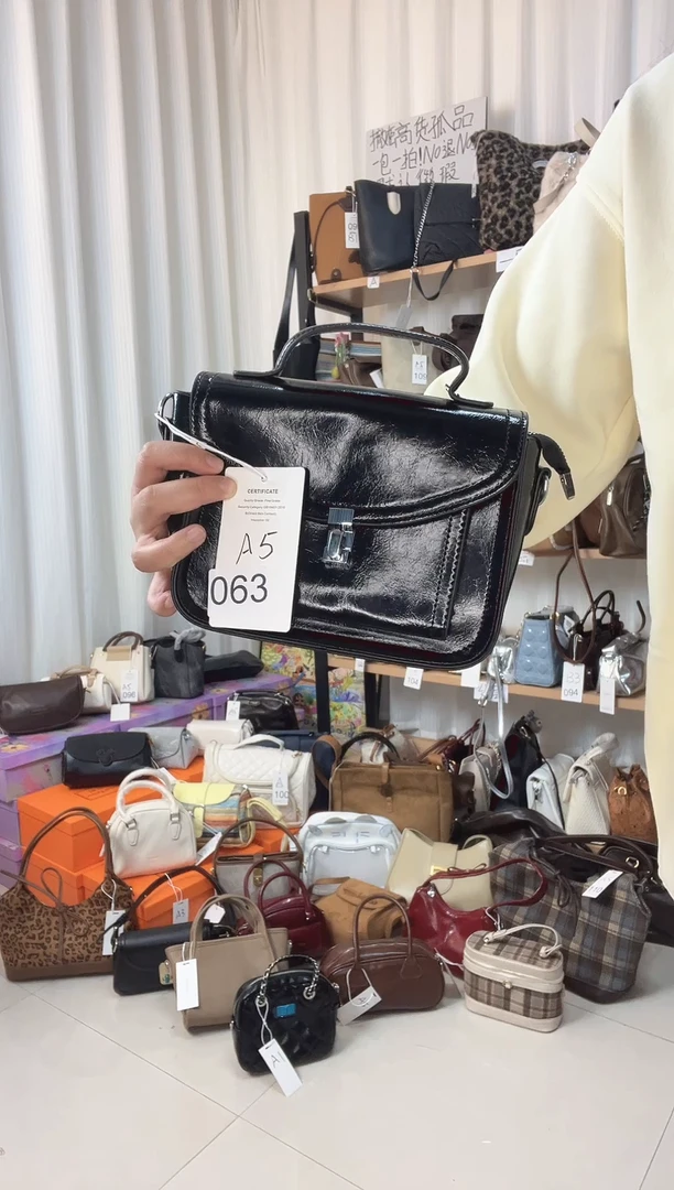 PU063黑色亮面斜挎包