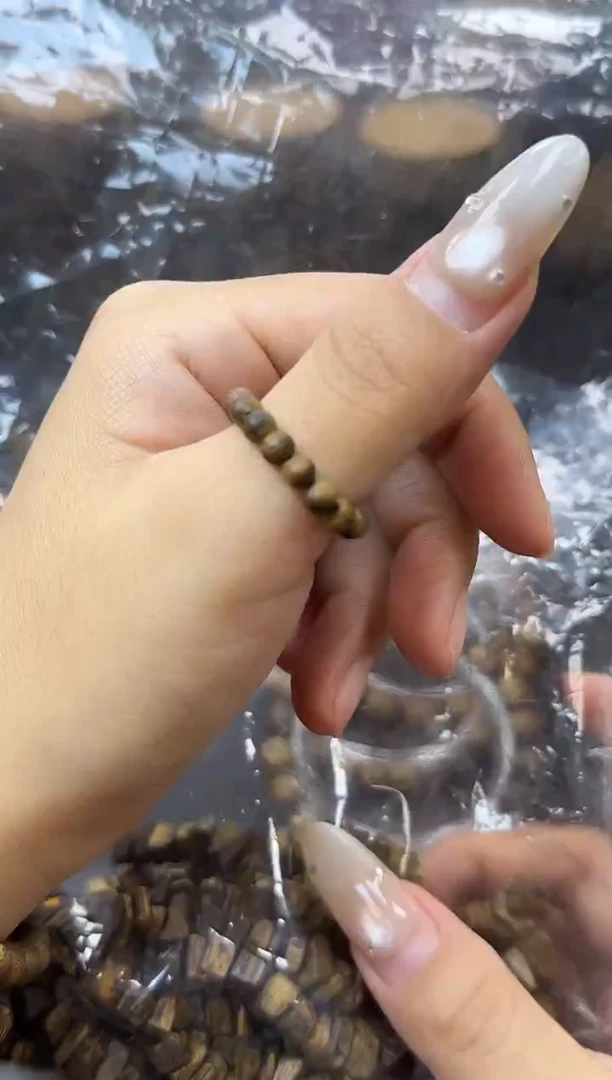 沉香手串莺歌绿奇楠戒指可做跑环