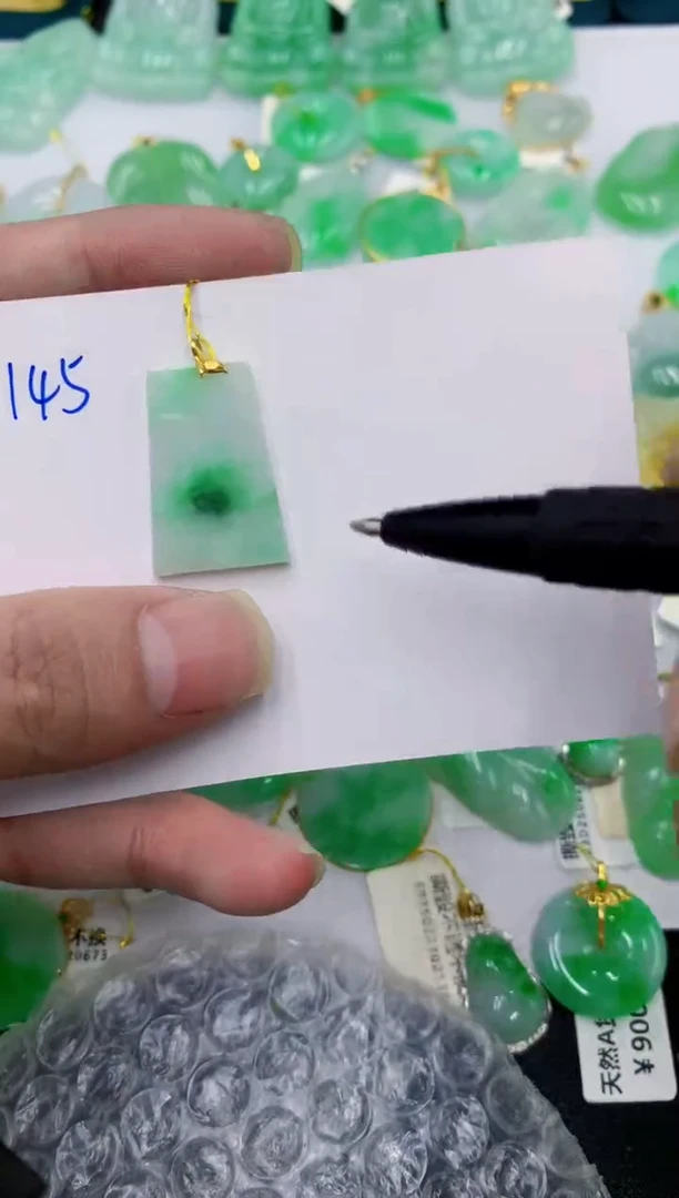 颈饰18K金镶嵌翡翠111111