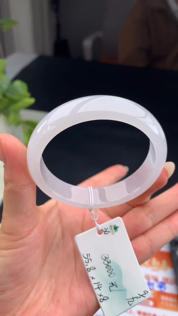 【闪购商品】翡翠手镯未镶嵌 #情人节#送礼，下单联系客服核对地址~