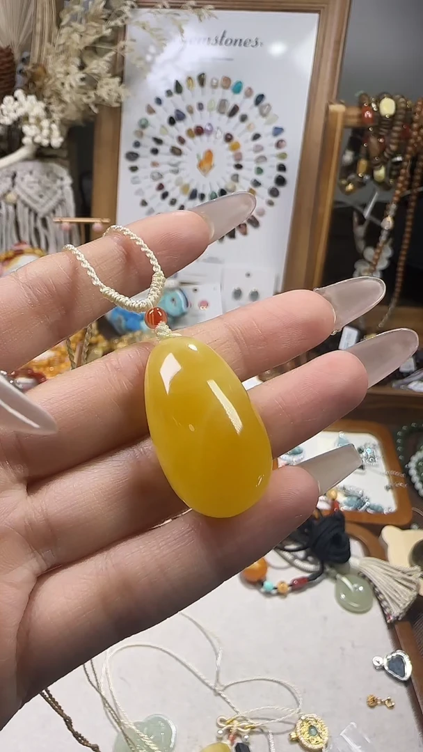 天然辰砂蜜蜡吊坠