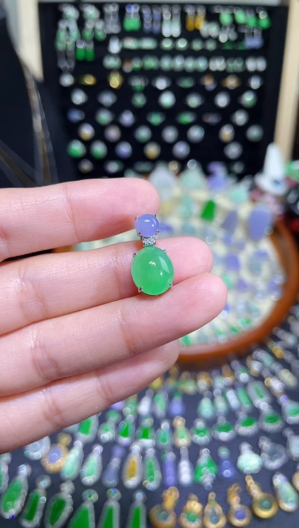 颈饰18K金镶嵌翡翠满绿双色蛋面吊坠