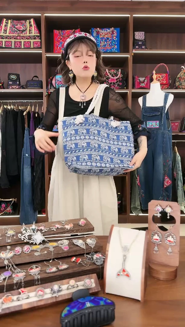 【闪购商品】织绣A32蚩梦苗族古绣