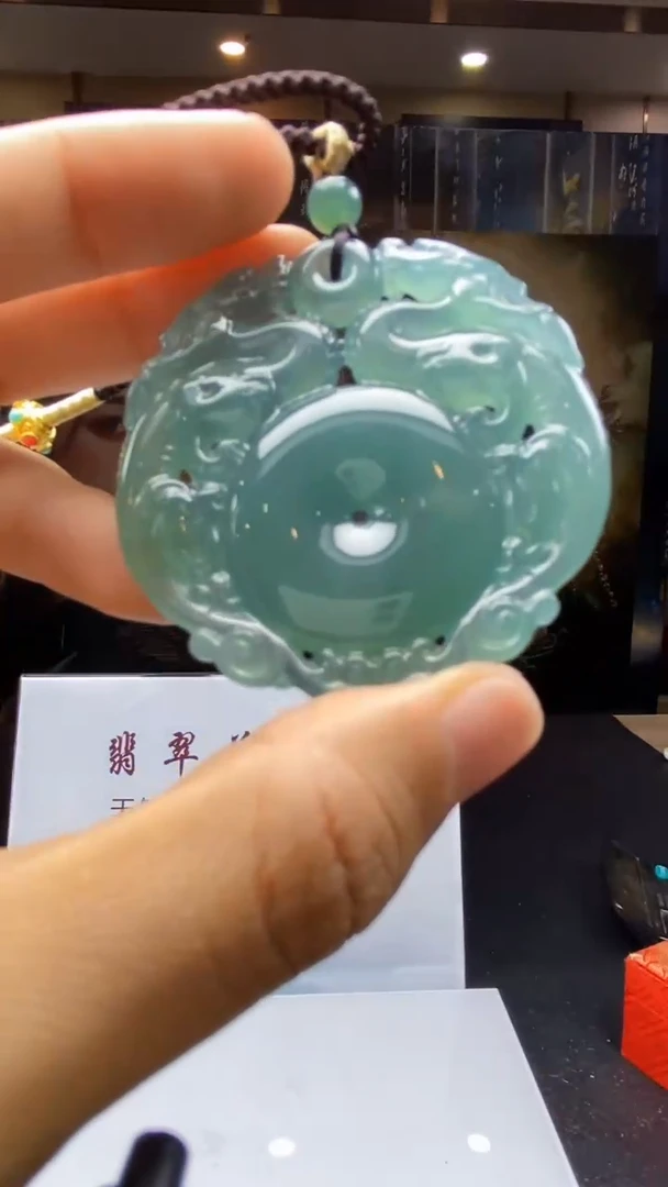 翡翠未镶嵌颈饰      *73