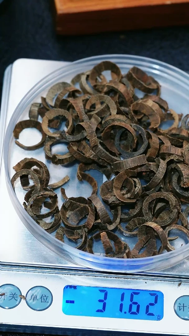 沉香碎屑沉香金三角甜甜圈1克