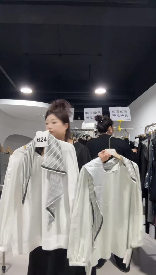 624--小花宽松打底衫-白色