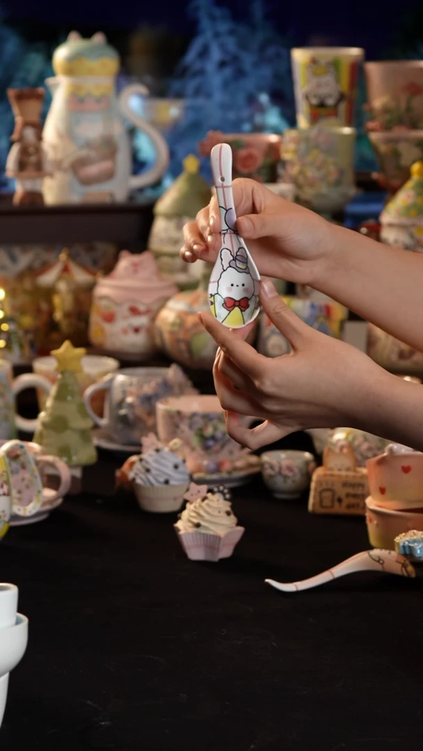 摆件陶景德镇釉下彩手绘设计师款陶瓷