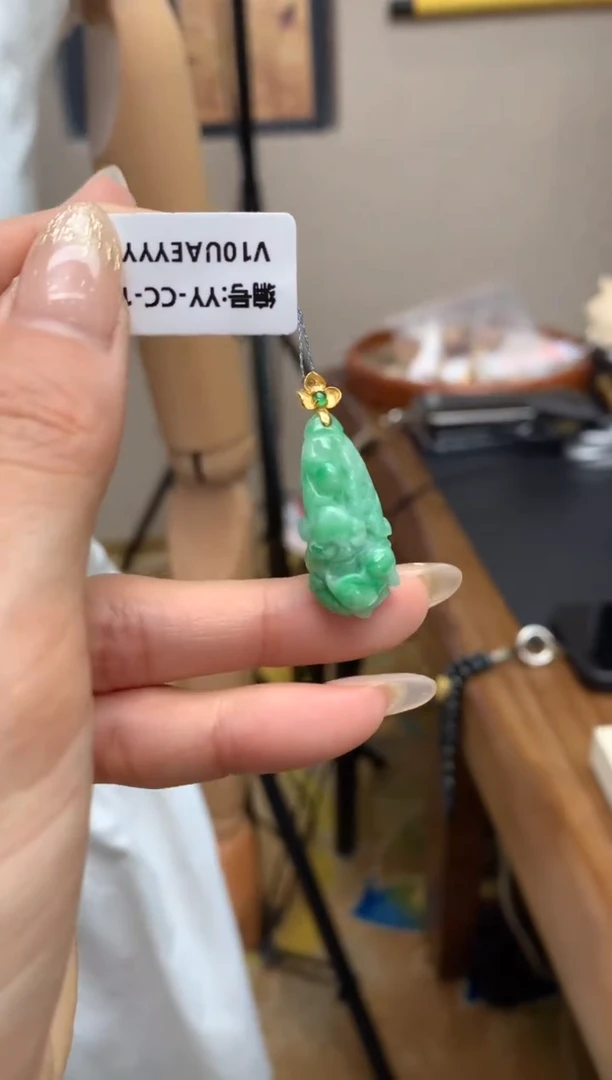 【闪购商品】翡翠颈饰18K金镶嵌白菜