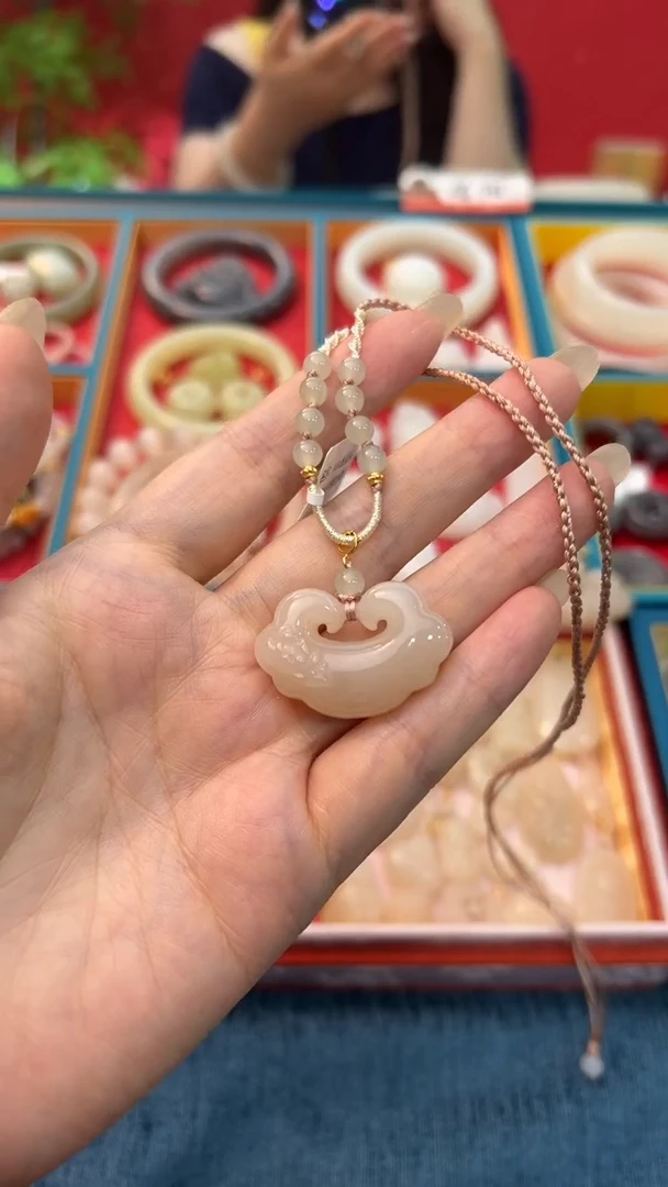 和田玉未镶嵌颈饰红藕粉中号如意锁