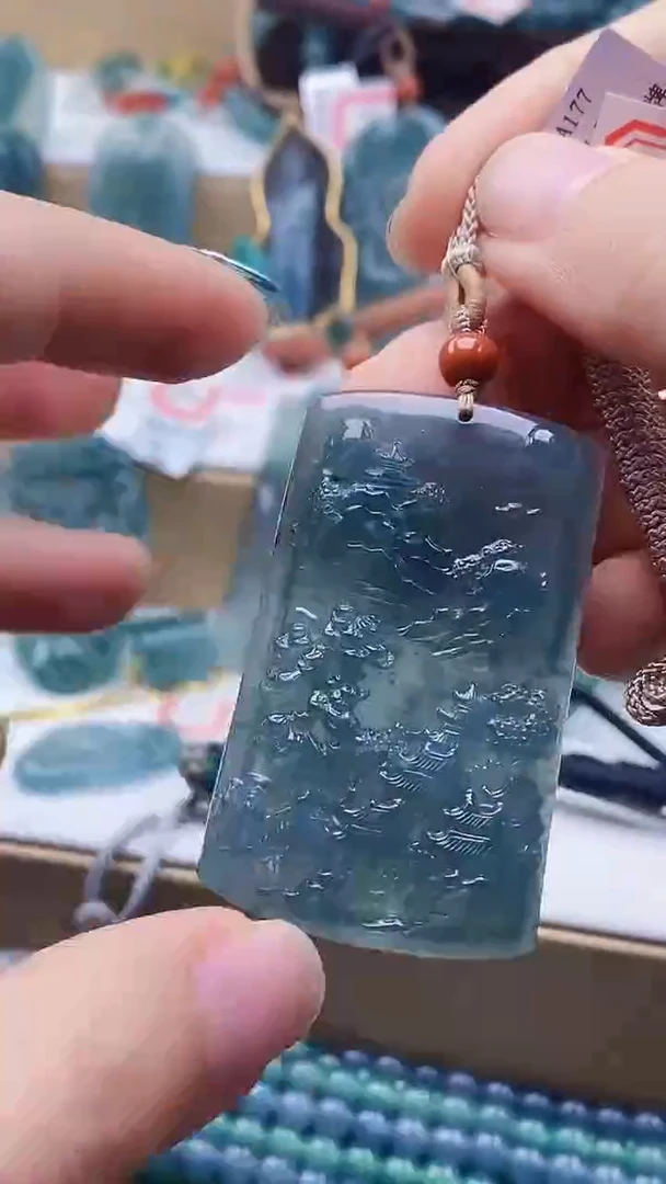 翡翠未镶嵌颈饰山水