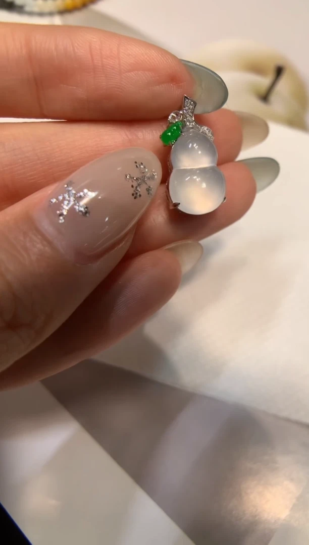 颈饰18K金镶嵌翡翠葫芦