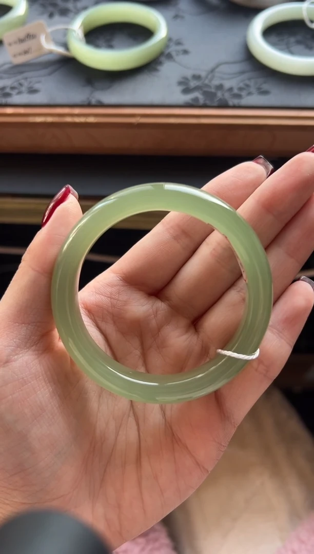 【闪购商品】和田玉手镯未镶嵌 冰绿晴 53+