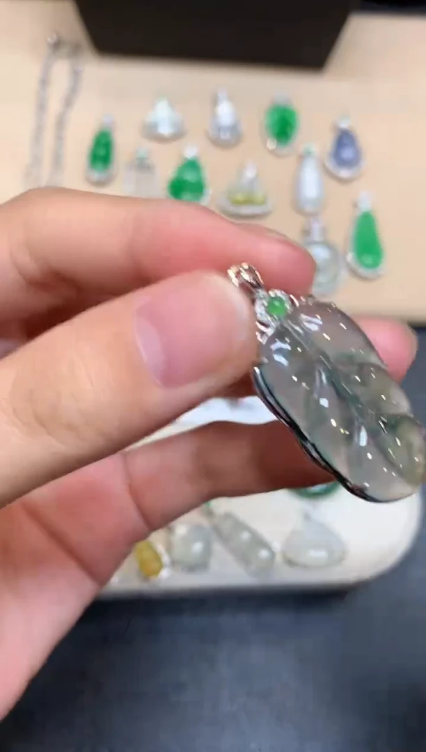 颈饰18K金镶嵌翡翠树叶【无服务费