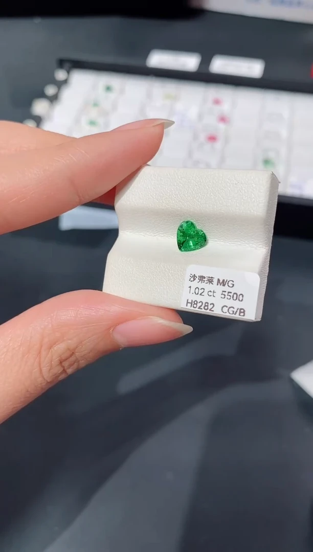 未镶嵌裸石石榴石（沙弗莱）1.02CT H8282 CG/B