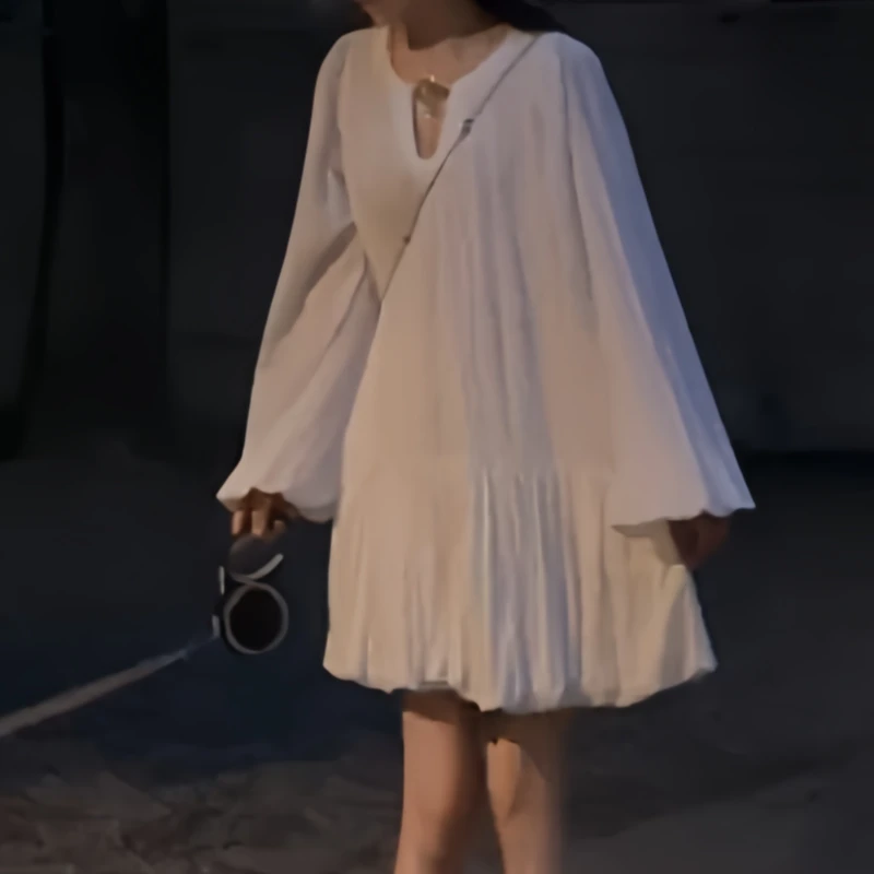 白色气质早秋长袖连衣裙高级时尚宽松修身显瘦设计感压褶灯笼裙子
