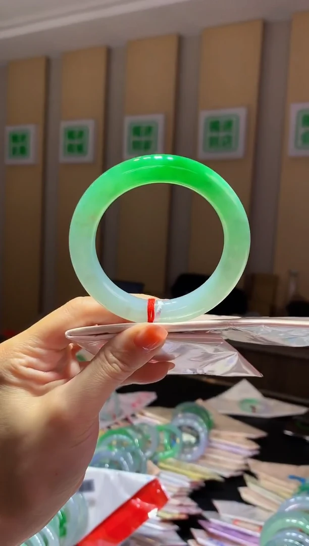 未镶嵌手镯翡翠-Q167 圈口56.1 全款23.5万 定金2万