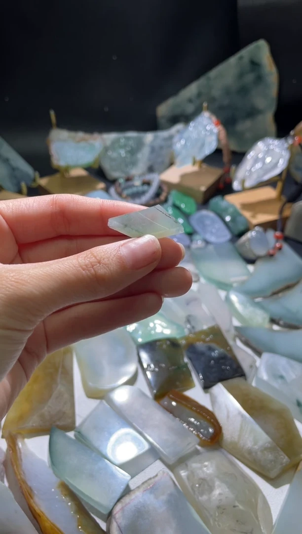 翡翠未镶嵌胸饰材料