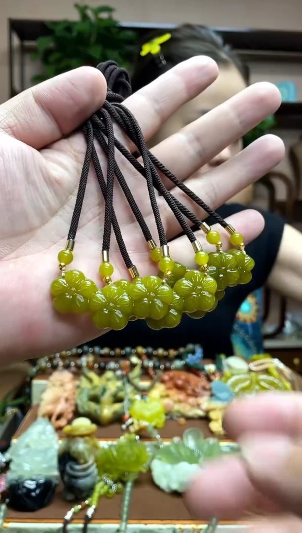 未镶嵌岫玉吊坠多样性发货发其中之一