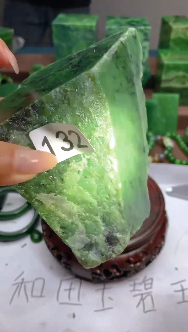 和田玉（碧玉）未镶嵌珠宝半成品1