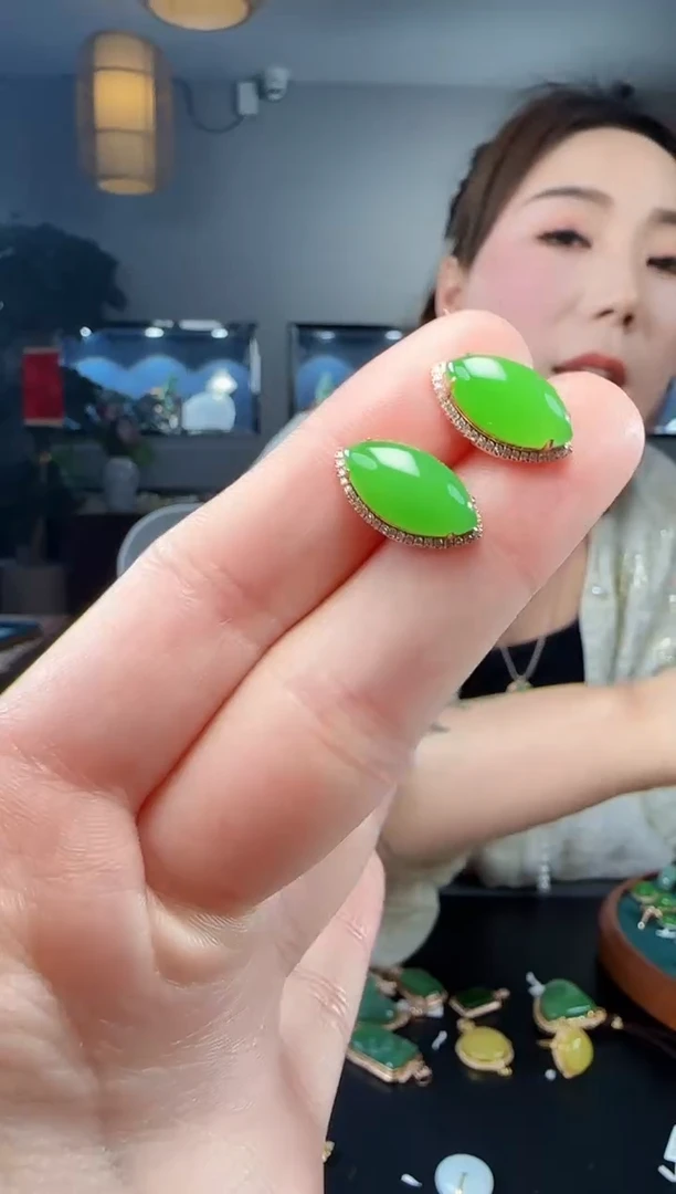 【闪购商品】和田玉耳钉18K金镶嵌1