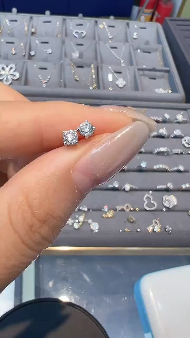 18K金镶嵌耳钉钻石40分耳钉