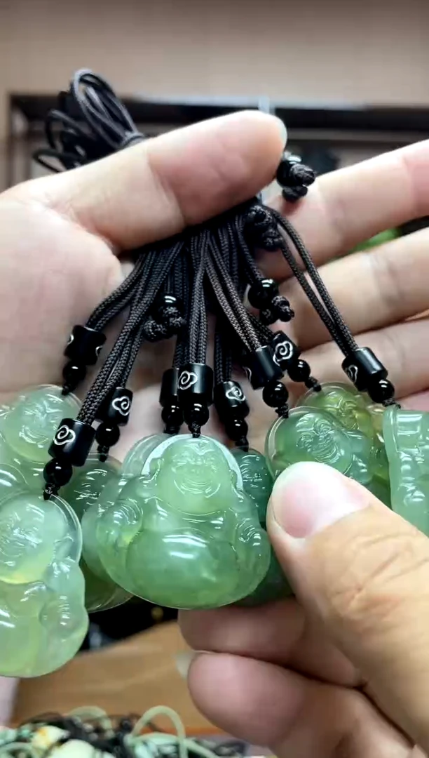 岫玉未镶嵌颈饰多样性发货发其中之一