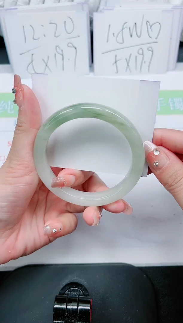 【闪购商品】石英质玉手镯未镶嵌181