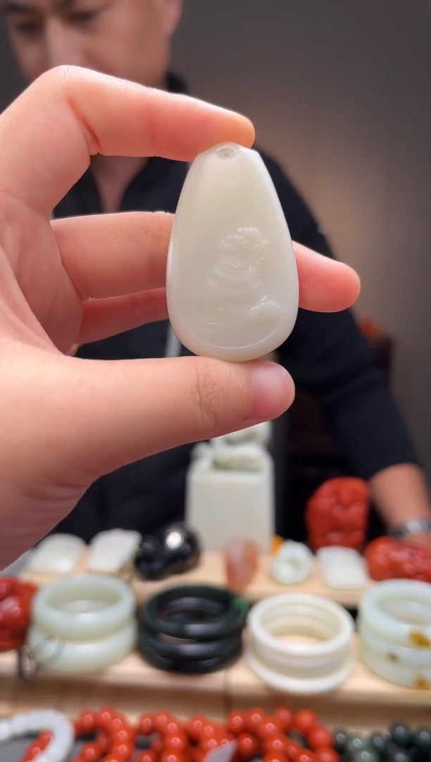 颈饰未镶嵌和田玉吊坠