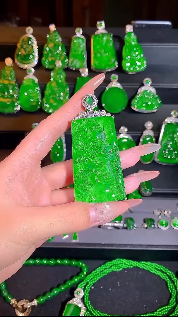 颈饰银S925镶嵌翡翠是