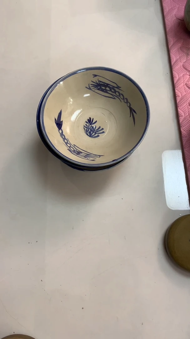 余**贵耀州窑传统白底蓝花双虾碗两只