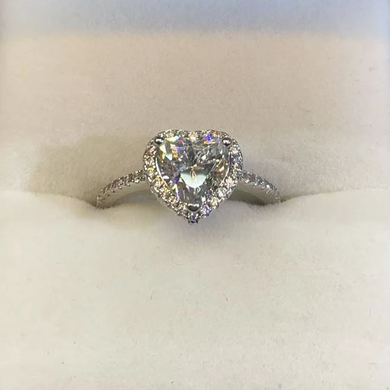 【Vivia】甄选 微镶爱心戒指2.0CT