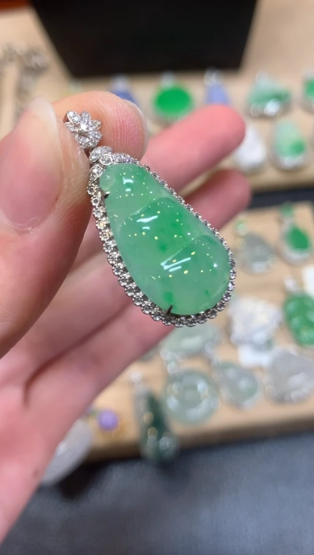 翡翠18K金镶嵌颈饰福豆【无服务费】