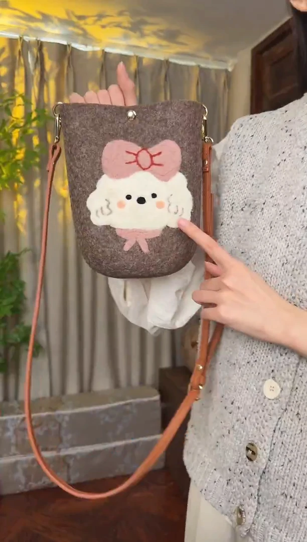 羊毛非遗羊毛毡包 手机包小狗